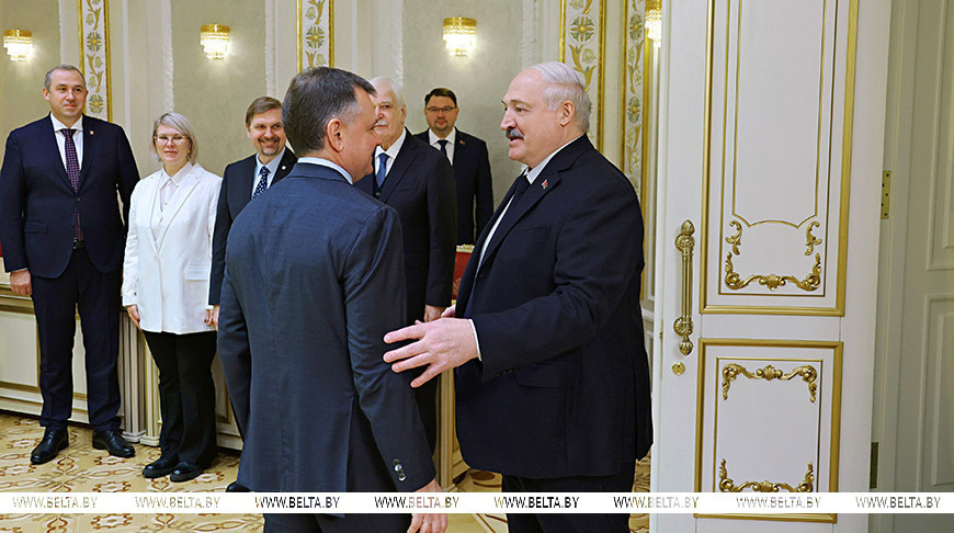 Александр Лукашенко на встрече с губернатором Ростовской области России Юрием Слюсарем