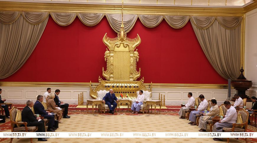 Александр Лукашенко во время встречи с Мин Аун Хлайном