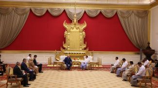 Александр Лукашенко во время встречи с Мин Аун Хлайном