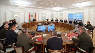 Александр Лукашенко во время заседания Совета безопасности