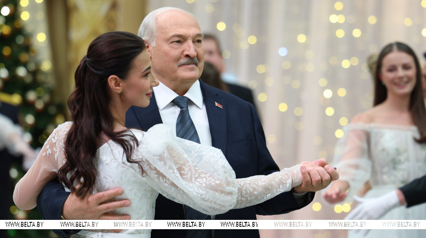 Александр Лукашенко во время новогоднего бала для молодежи во Дворце Независимости