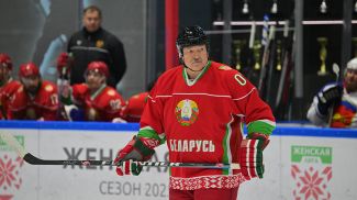 Александр Лукашенко во время матча команды Президента Беларуси с командой Брестской области, 27 декабря 2025 года