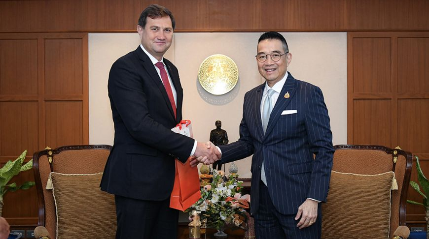 Максим Рыженков и Нор Матха. Фото МИД