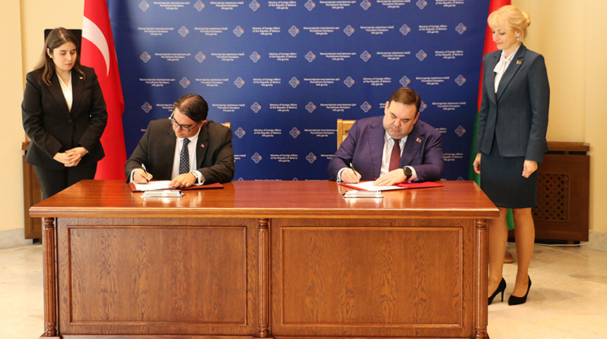 Гючлю Джем Ышик и Евгений Шестаков. Фото МИД