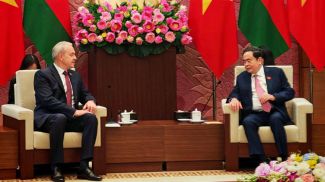 Игорь Сергеенко и Чан Тхань Ман. Фото пресс-службы Палаты представителей Национального собрания Республики Беларусь