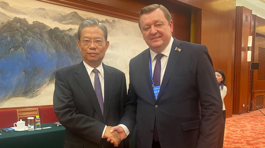 Председатель Всекитайского собрания народных представителей Чжао Лэцзи и председатель Постоянной комиссии Совета Республики Национального собрания Республики Беларусь по международным делам и национальной безопасности Сергей Алейник. Фото организаторов