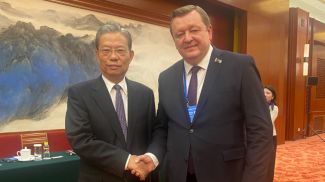 Председатель Всекитайского собрания народных представителей Чжао Лэцзи и председатель Постоянной комиссии Совета Республики Национального собрания Республики Беларусь по международным делам и национальной безопасности Сергей Алейник. Фото организаторов