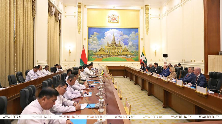 Александр Лукашенко во время переговоров в широком составе с исполняющим обязанности Президента Республики Союз Мьянма, председателем Комиссии национальной безопасности и мира Мин Аун Хлайном
