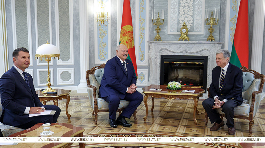 Александр Лукашенко во время переговоров со спецпосланником США Джоном Коулом, 13 декабря 2025 года