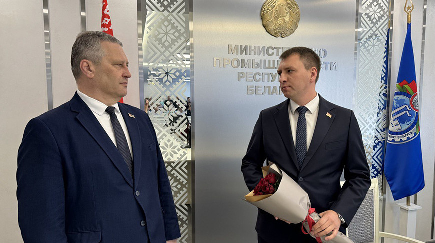 Первый заместитель министра промышленности Андрей Конюшко и министр промышленности Александр Ефимов. Фото Министерства промышленности