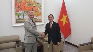 Владимир Боровиков и Чан Дык Бинь. Фото Посольства Республики Беларусь в Социалистической Республике Вьетнам