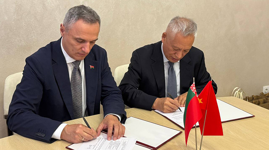 Александр Пшенный и Ли Цзяфэн. Фото Беллесбумпрома