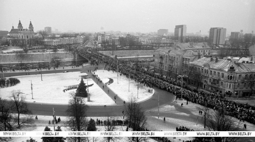 Во время народного шествия в г. Вильнюс, январяь 1991 года. День скорби по жертвам январских событий