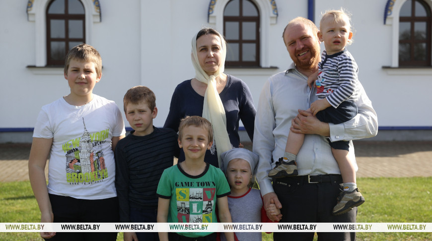 Многодетные родители из Кобрина рассказали о пасхальных хлопотах и семейных традициях