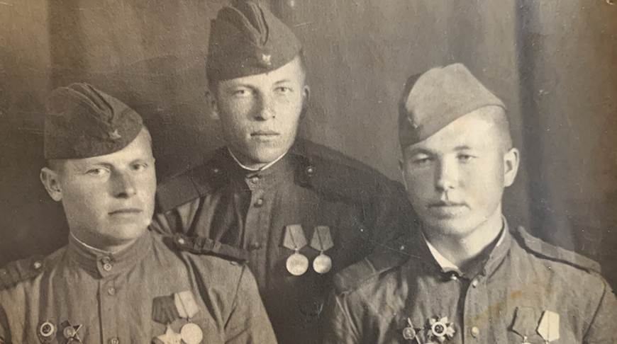 Филипп Мануйлов (крайний слева)