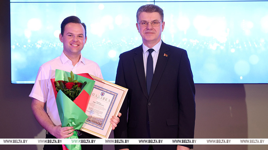 Корреспондент главной редакции информации Кирилл Никитин и председатель Мингорисполкома Владимир Кухарев