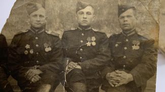 Иван Казючиц (в центре) с товарищами перед Парадом Победы в Москве