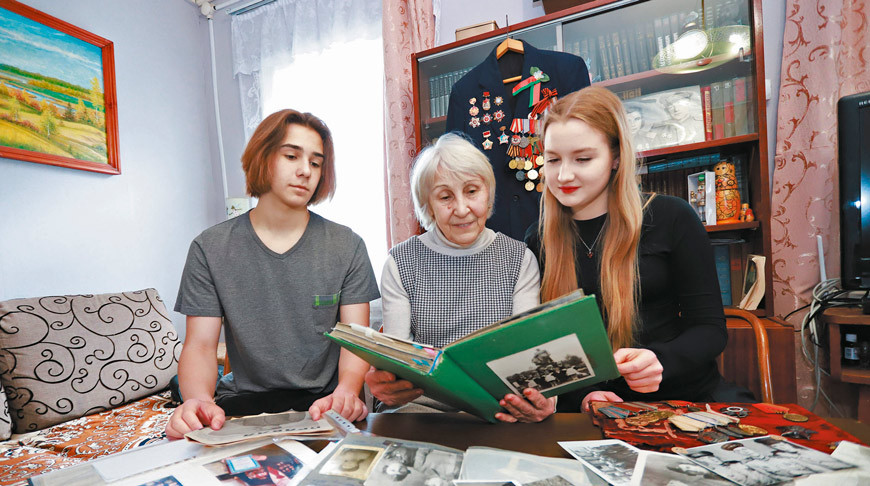 Людмила Васильевна Завадская с внучатым племянником Артемом и внучкой Софьей