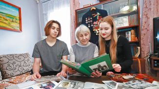 Людмила Васильевна Завадская с внучатым племянником Артемом и внучкой Софьей