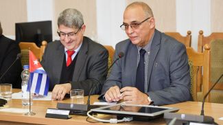 Чрезвычайный и Полномочный Посол Республики Куба в Республике Беларусь Бенитес Сантьяго Перес и Антонио Герреро Родригесом. Фото Палаты представителей Чрезвычайный и Полномочный Посол Республики Куба в Республике Беларусь Бенитес Сантьяго Перес и Антонио Герреро Родригесом. Фото Палаты представителей