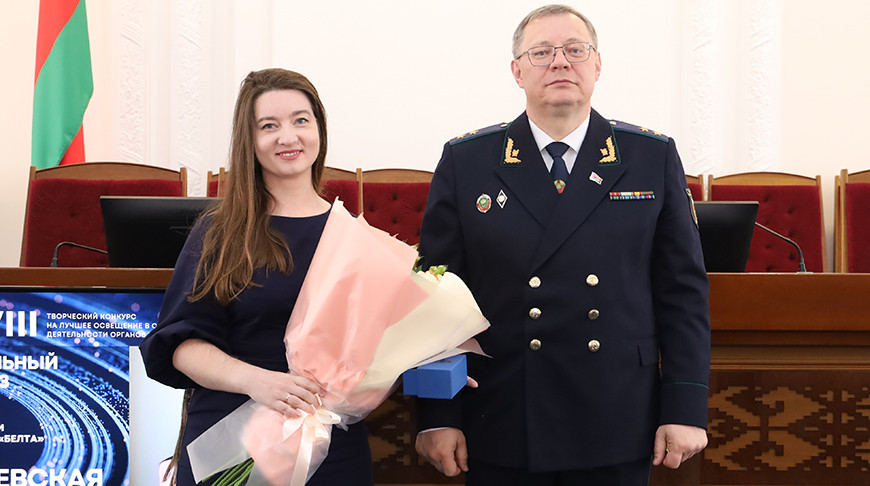 Редактор отдела БЕЛТА Светлана Василевская и генеральный прокурор Республики Беларусь Андрей Швед. Фото Генпрокуратуры