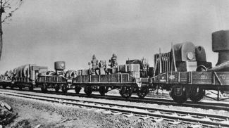 Эшелон с оборудованием эвакуированного завода идет на восток, 1 июля 1941 года Эшелон с оборудованием эвакуированного завода идет на восток, 1 июля 1941 года