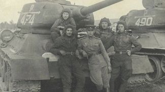 Экипаж танка Т 34 (1-й справа) старший сержант Виктор Ярошевич