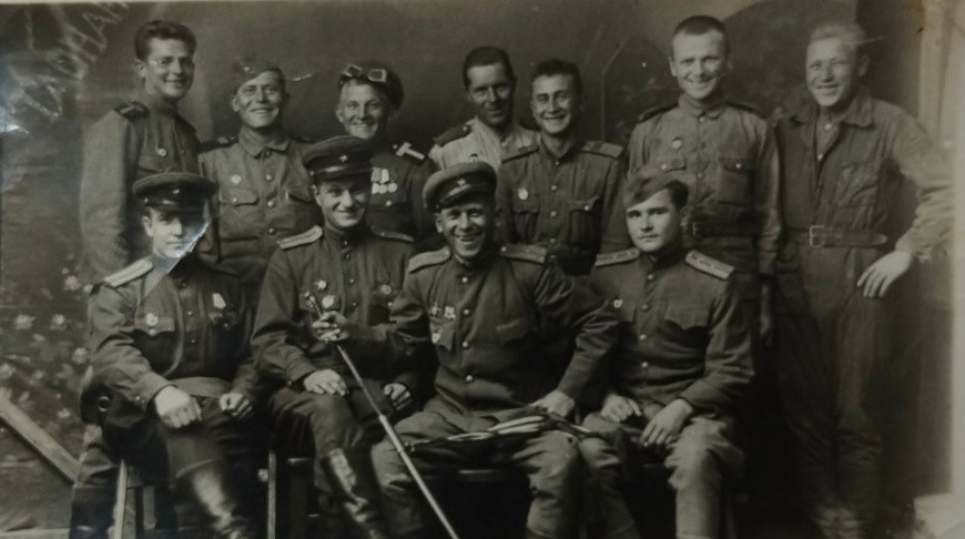 Николай Кутовский второй слева в нижнем_ряду