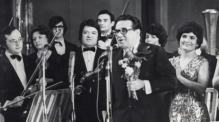 Юрий Семеняко в группе с музыкантами БГАМЛИ. Ф. 198. Оп. 2. Д. 46. Л. 2 Подлинник. Фотодокумент. Источник:  letopis.by 