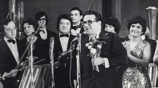 Юрий Семеняко в группе с музыкантами БГАМЛИ. Ф. 198. Оп. 2. Д. 46. Л. 2 Подлинник. Фотодокумент. Источник:  letopis.by 