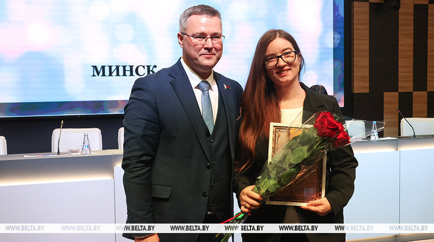 Председатель правления ОО "Белорусский союз журналистов" Андрей Кривошеев и редактор отдела социальной, научной, культурной и спортивной информации БЕЛТА Светлана Василевская