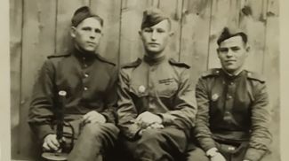 Лев Ходанович (в центре) с сослуживцами, Германия 1945 год