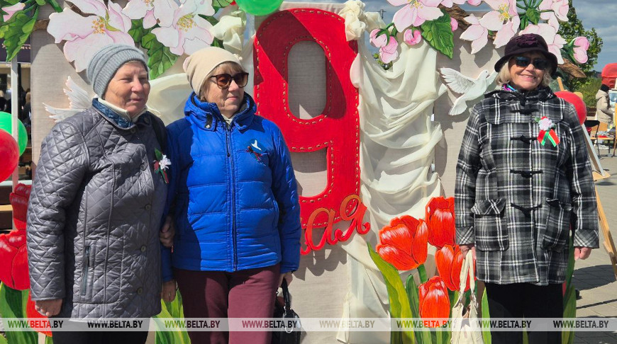 Тамара Соколовская (первая на фото слева)