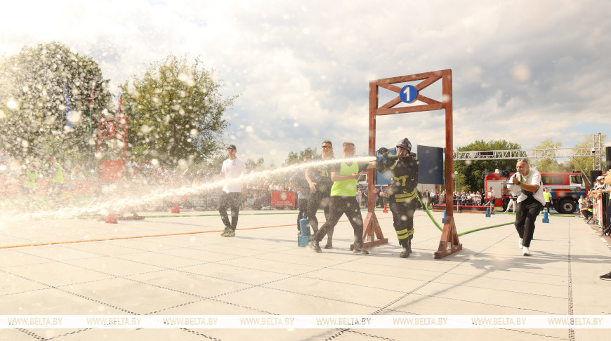 Соревнования сильнейших спасателей-пожарных стартовали в Бресте — фото и видео