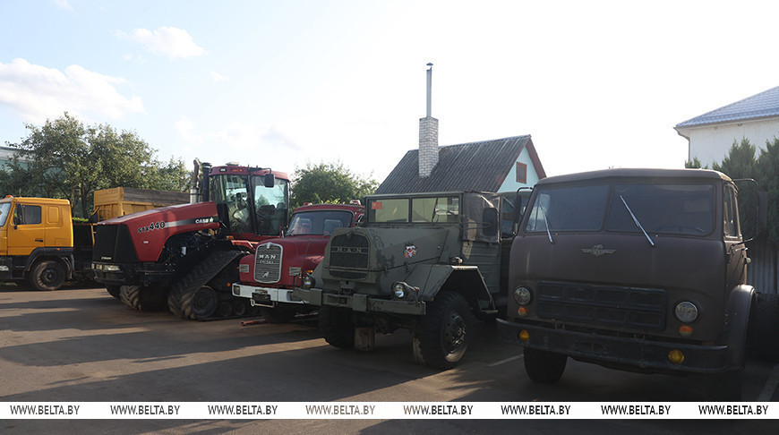 Сотни экспонатов. В Ляховичах создали масштабную экспозицию раритетной техники