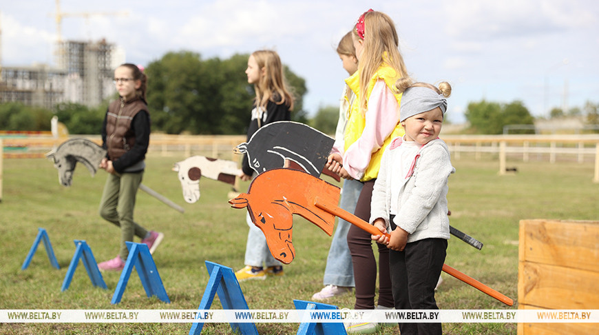 Соревнования, конкурсы и мастер-классы: спортивно-семейный фестиваль «Конная фиеста» проходит в Бресте