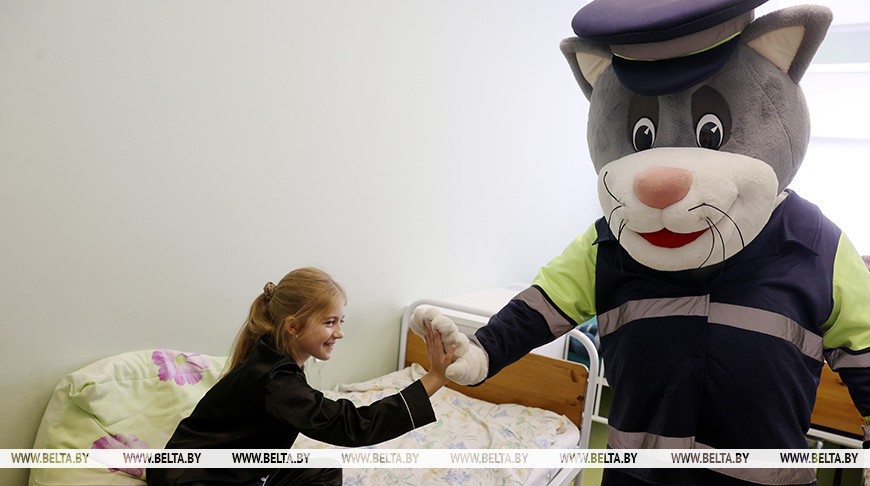 «Соскучилась по школе»: как милиционеры подарили праздник детям в Бресте