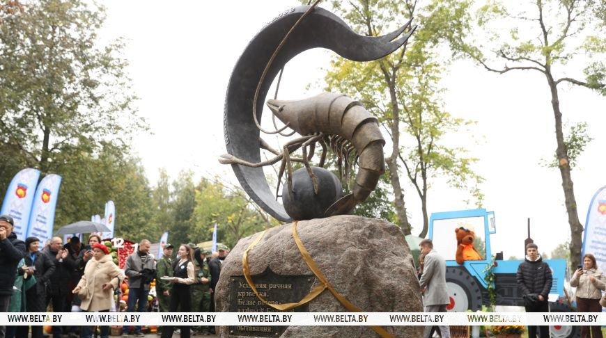 Памятник креветке дополнил облик Белоозерска — столицы «Дажынак-2025» в Брестской области