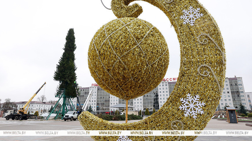 Во время монтажа елки на площади Победы в Витебске