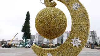 Во время монтажа елки на площади Победы в Витебске