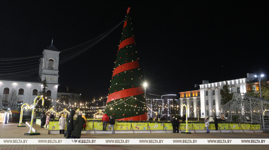 Новогодняя иллюминация превратила Брест в зимнюю сказку