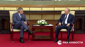 Роберт Фицо и Владимир Путин. Скриншот видео РИА Новости