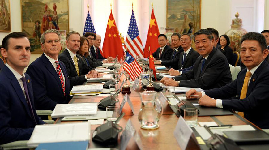 Делегации Китая и США на переговорах по экономическим и торговым вопросам. Фото Синьхуа