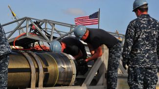 Погрузка ракеты Tomahawk. Фото ВС США