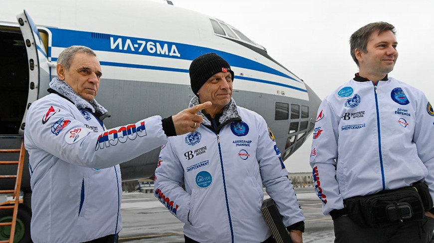 Летчик-космонавт Михаил Корниенко, летчик-инструктор Александр Лынник и основатель аэрокосмической лаборатории "Стратонавтика" Денис Ефремов. Фото из архива ТАСС