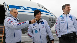 Летчик-космонавт Михаил Корниенко, летчик-инструктор Александр Лынник и основатель аэрокосмической лаборатории &quot;Стратонавтика&quot; Денис Ефремов. Фото из архива ТАСС