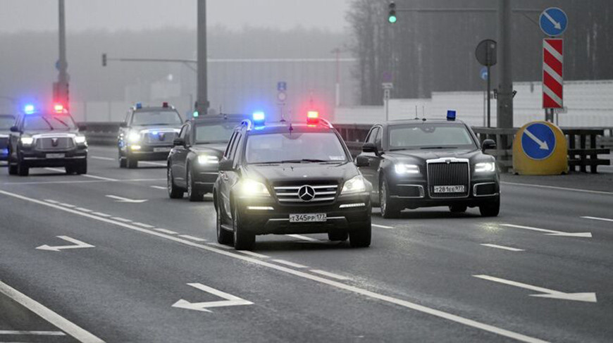 Кортеж сопровождает спецпосланника президента США Стивена Уиткоффа, прибывшего в Москву на встречу с президентом РФ Владимиром Путиным. Фото  РИА Новости 