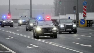 Кортеж сопровождает спецпосланника президента США Стивена Уиткоффа, прибывшего в Москву на встречу с президентом РФ Владимиром Путиным. Фото  РИА Новости 