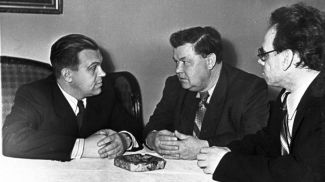 1960-е годы. Композиторы В. Оловников, Г. Пукст и П. Подковыров за дружеской беседой