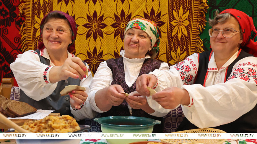   Захавальніцы кулінарных традыцый Стэфанія Кеда, Наталля Кавалькова і Галіна Глябовіч  